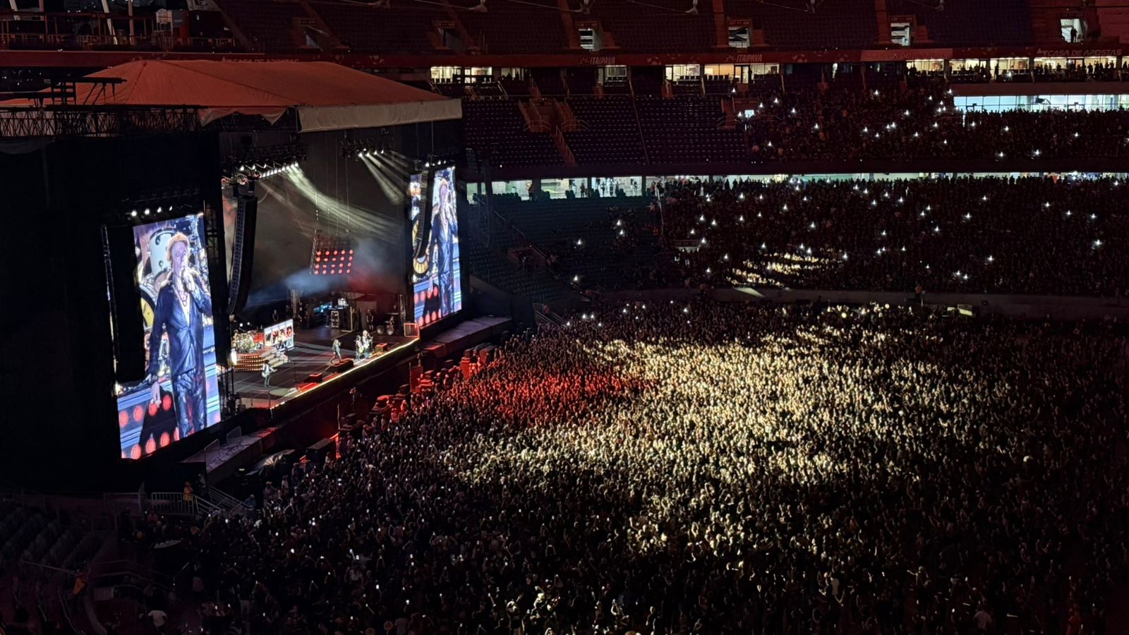 Clássicos e mistura de gerações: Guns N’ Roses reúne 40 mil pessoas em Salvador