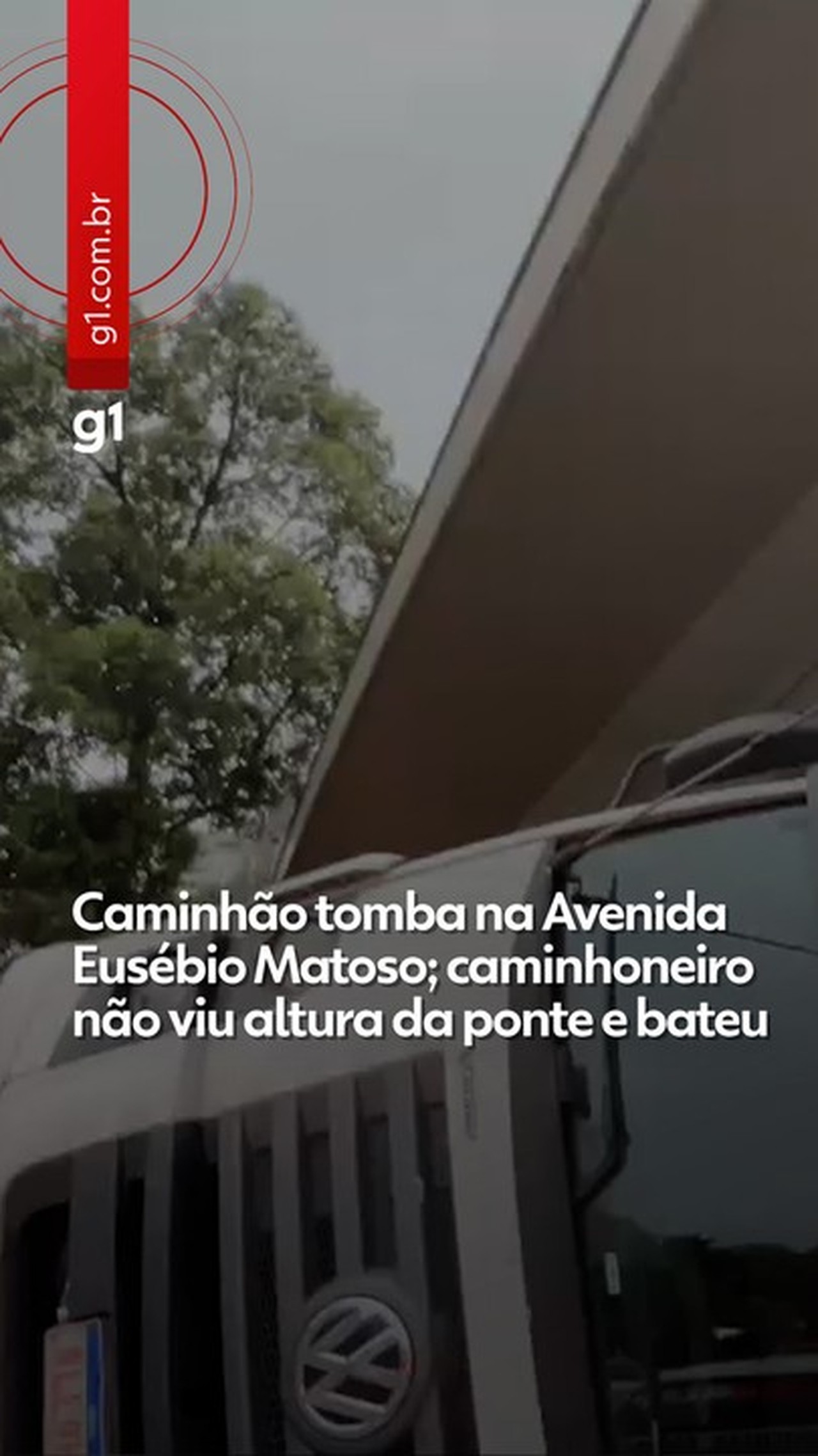 Caminhão de 15 toneladas tomba e interdita corredor de ônibus na Avenida Eusébio Matoso, em SP