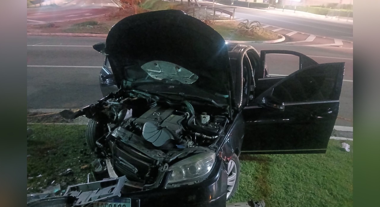 Motorista bêbado bate carro contra árvore e mata passageira em avenida de Jundiaí