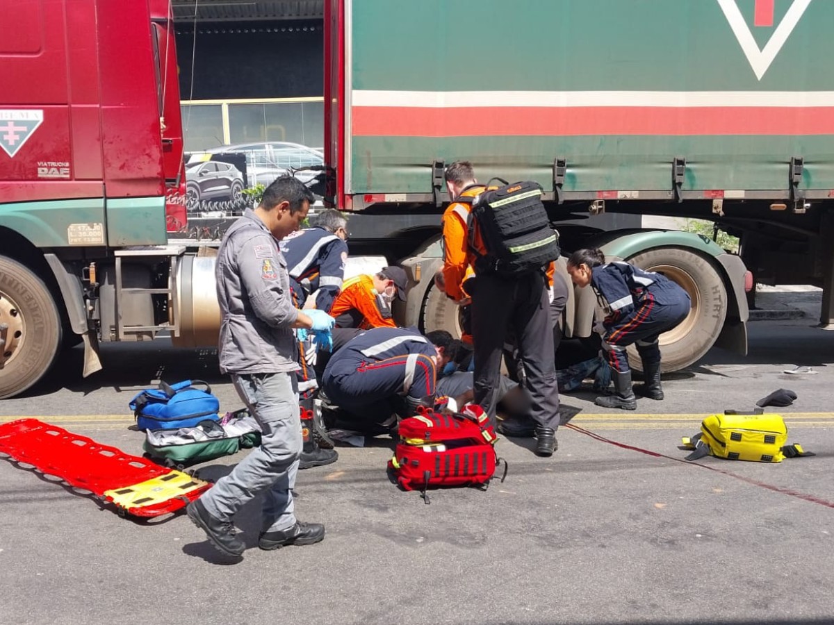 Homem é atropelado por caminhão e fica preso sob roda em Campinas