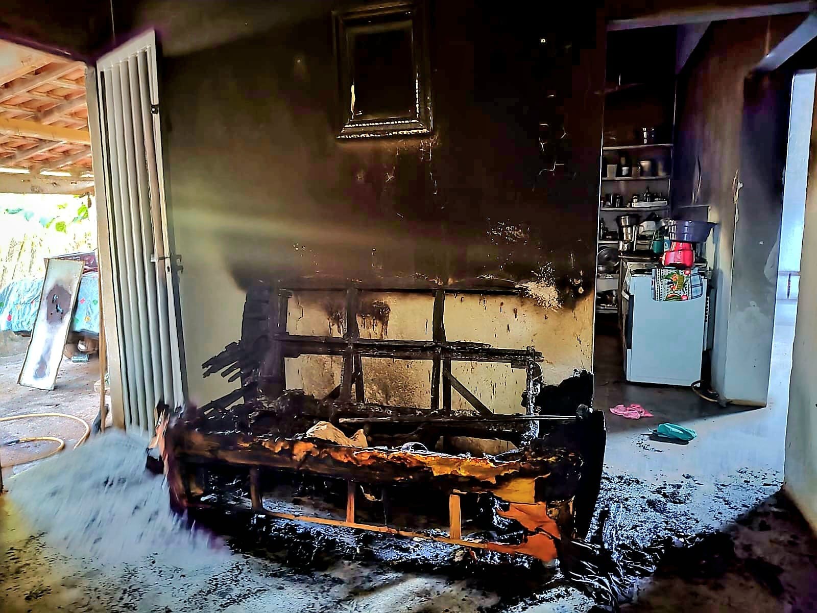 Homem é preso suspeito de agredir namorada com podão e incendiar casa em São José da Barra, MG