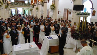 A cerimônia religiosa é realizada com a presença de familiares, padrinhos e moradores da região — Foto: Escola de Saberes de Barbalha/Divulgação