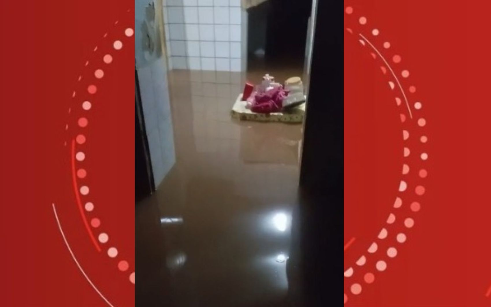 Forte chuva causa alagamentos em casas e quedas de árvores em Salvador no interior da Bahia
