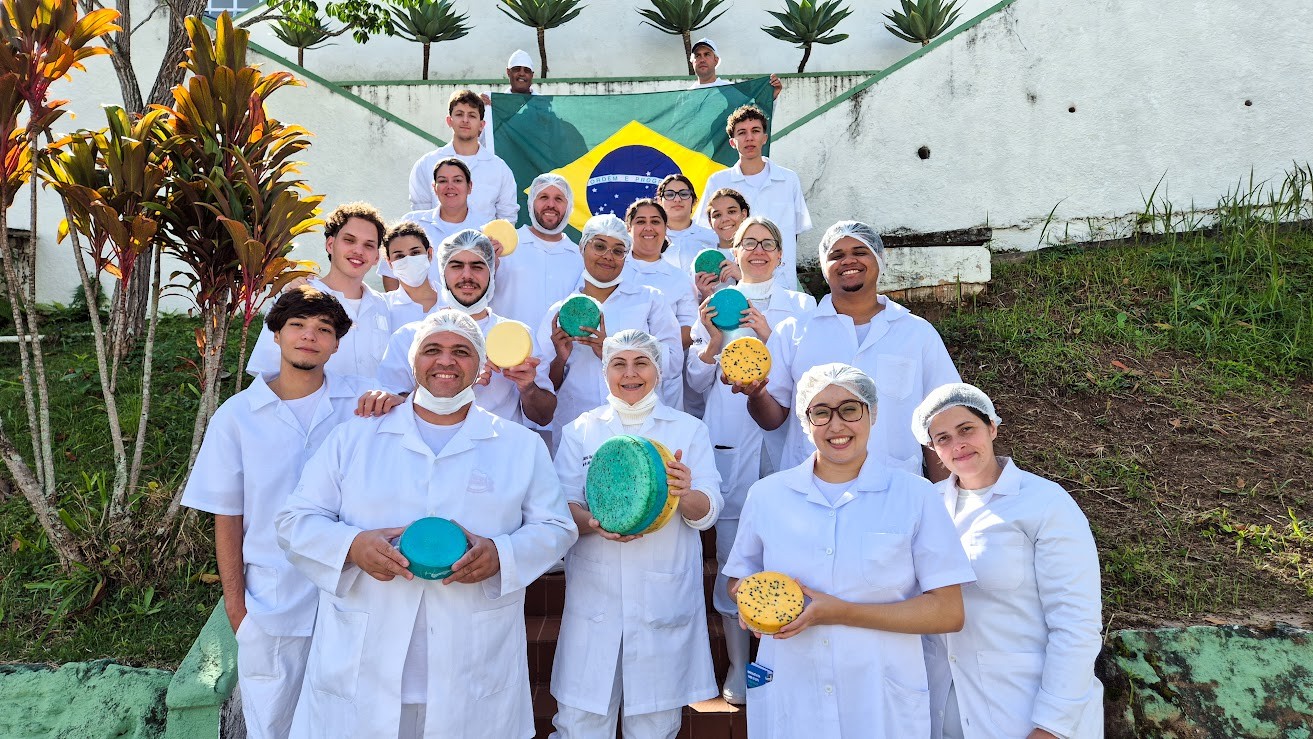 Verde, amarelo e azul: estudantes mineiros criam queijo com as cores do Brasil