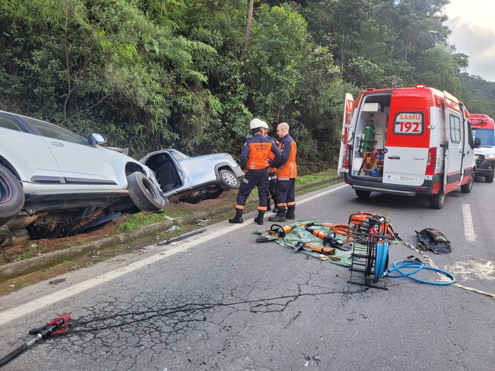 Pai e filha ficaram presos nas ferragens e Corpo de Bombeiros precisou ser acionado após acidente na BR-262 em Pedra Azul, Espírito Santo — Foto: Divulgação/Corpo de Bombeiros