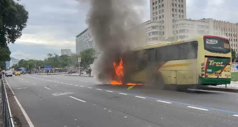 Ônibus pega fogo perto da Central do Brasil, e Av. Presidente Vargas é fechada