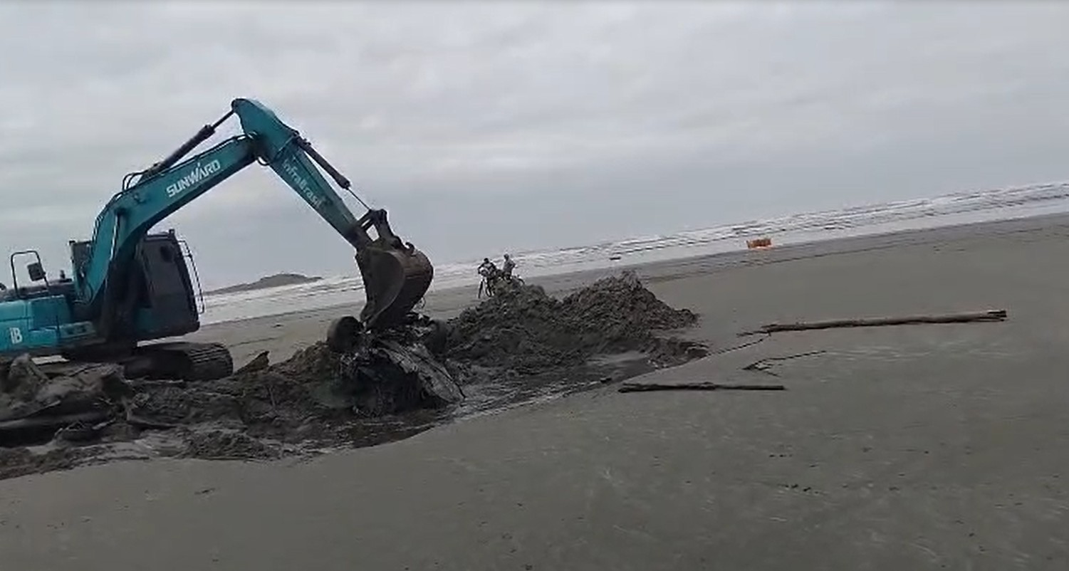 Carro soterrado na areia de praia é retirado com retroescavadeira no litoral de SP; VEJA
