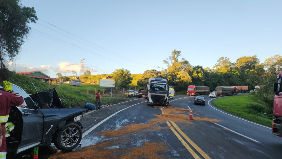 Motorista de BMW se perdeu em curva e bateu de frente com caminhão, diz PRF — Foto: Polícia Rodoviária Federal