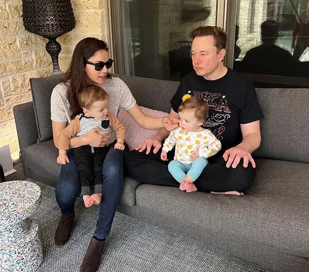 Elon Musk e Shivon Zills com primeiros dois filhos do casal; o nascimento de um terceiro também foi confirmado pelo bilionário neste ano — Foto: Reprodução/Twitter @WalterIsaacson