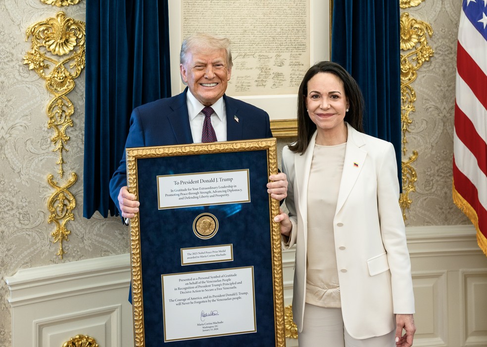 Trump diz ter recebido medalha do Nobel da Paz como 'presente' de María Corina Machado — Foto: Reprodução/X