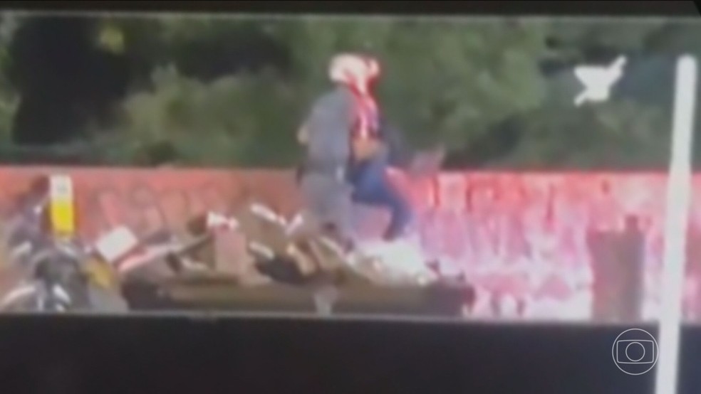 Vídeo mostra policial jogando homem do alto de uma ponte em SP — Foto: Reprodução/TV Globo