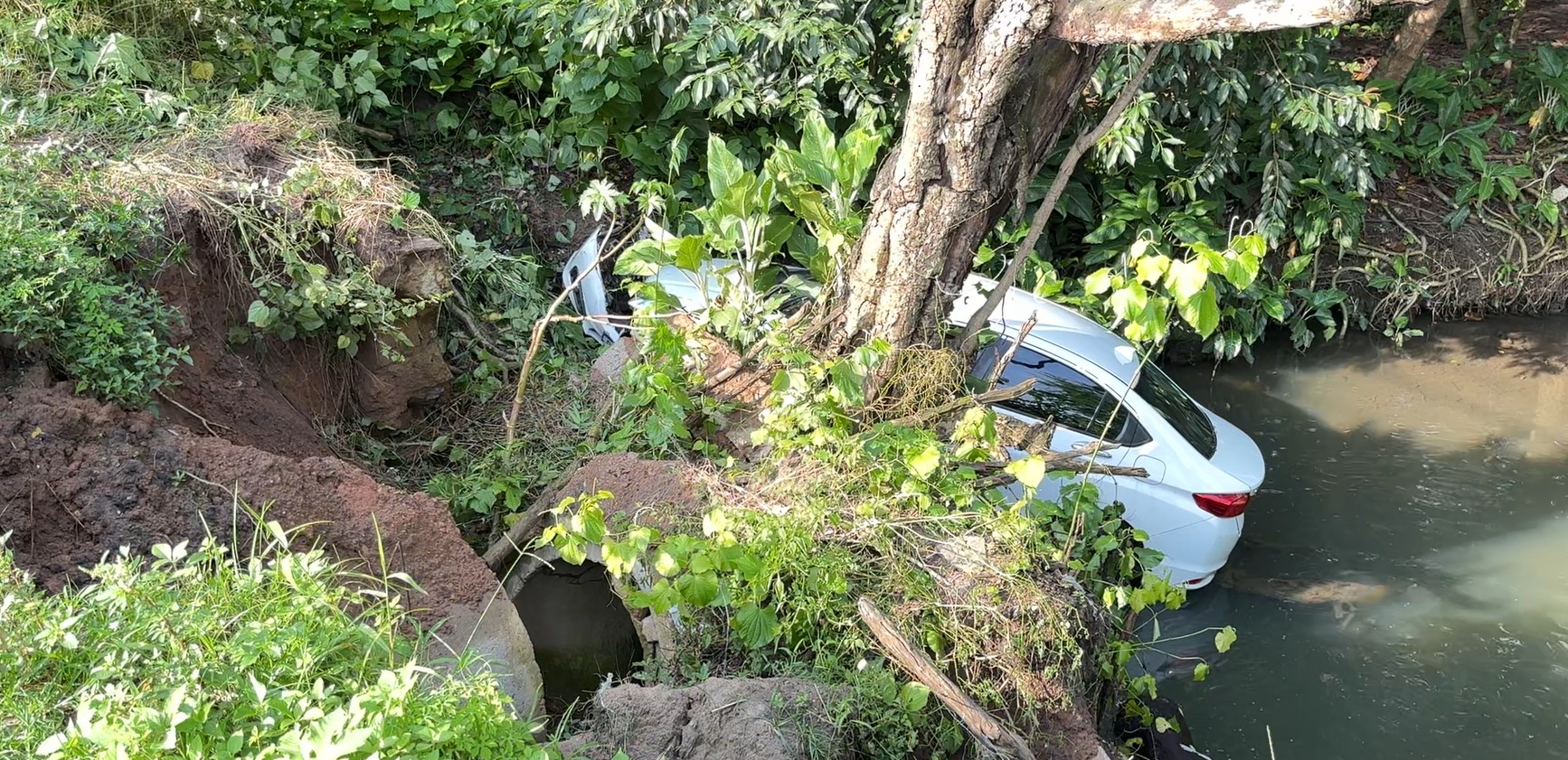 Homem fica ferido após carro cair em rio, em João Pessoa