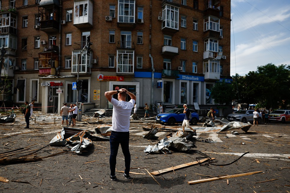 Homem coloca as mos sobre a cabea diante de cenrio de destruio em rua de Kiev, na Ucrnia, aps ataque russo, em 8 de julho de 2024. — Foto: Valentyn Ogirenko/ Reuters