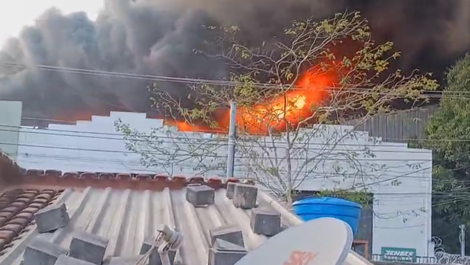 Fábrica de artigos de Natal e aniversário pega fogo na Belo Horizonte; VÍDEO
