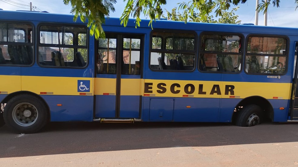 1 de 2
Ônibus escolar fica preso em cratera após asfalto ceder em Bauru — Foto: Reprodução