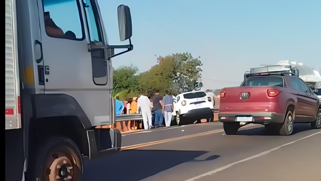Motorista de carro morre em acidente entre carro e caminhão na MGC-452, em Uberlândia