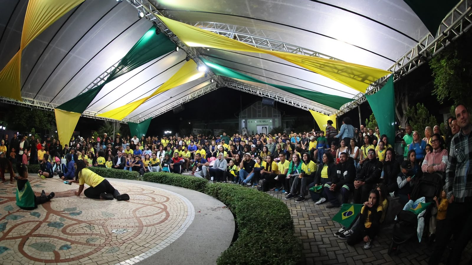 Copa reúne grande público nas Praças Centrais de Extrema