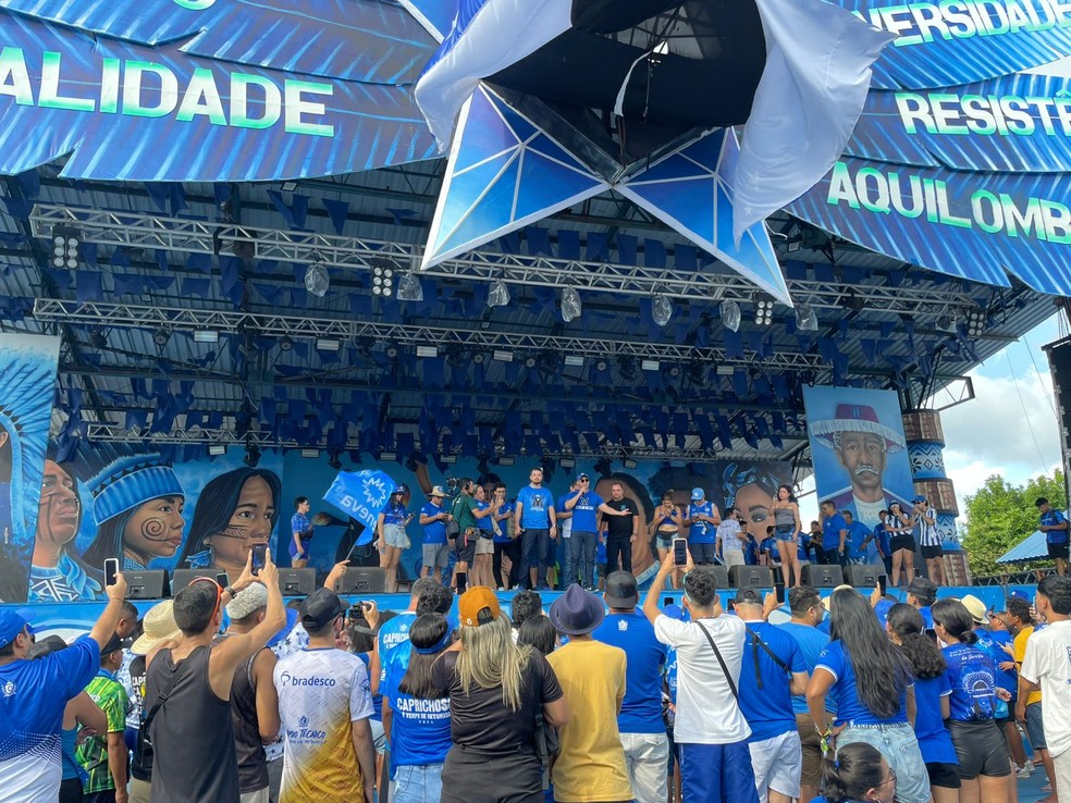 Presidente do Caprichoso deixa sala de apuração do Festival de Parintins após protesto contra notas — Foto: Matheus Castro/g1 AM