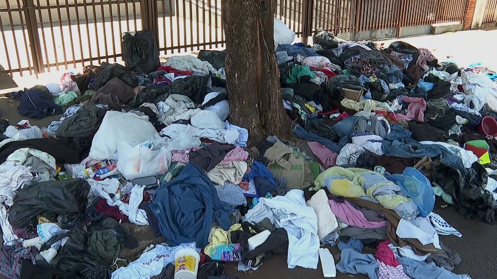 Roupas foram descartadas em frente a asilo clandestino fechado em Ribeirão Preto (SP). — Foto: Reprodução/EPTV
