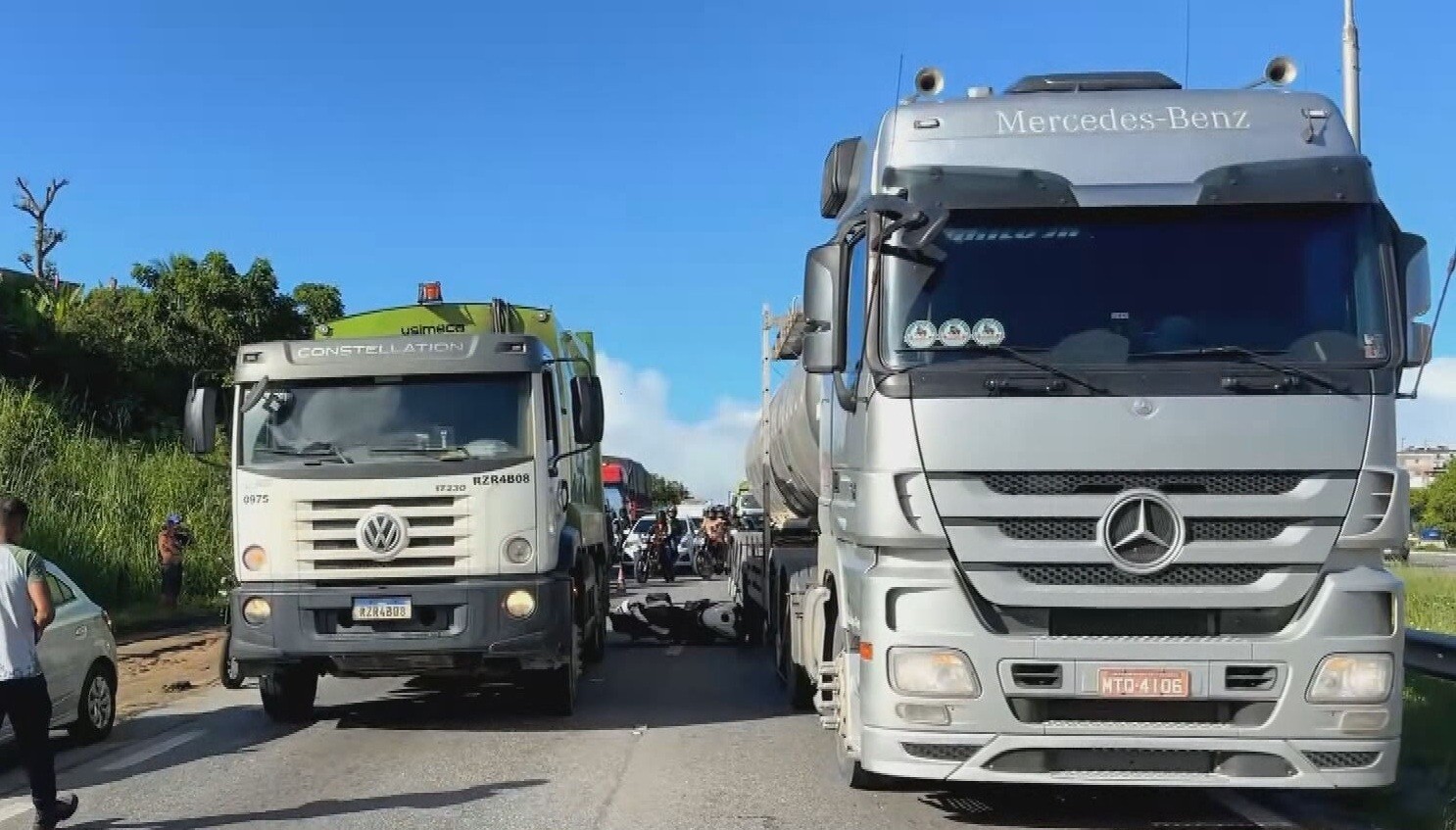 Motociclista morre atropelado em acidente com dois caminhões na BR-101, no Recife