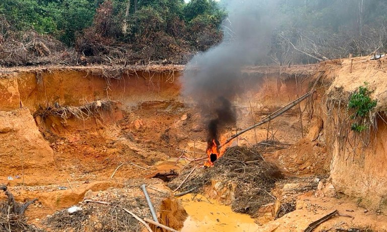 Operação de combate ao garimpo ilegal destrói quatro aeronaves e 49 acampamentos de invasores na Terra Yanomami