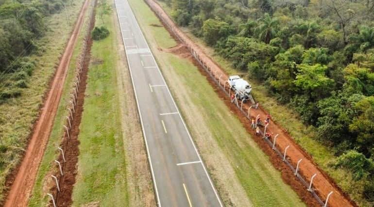 Trechos da Rodovia Arlindo Béttio recebem cercamento que auxilia na proteção de animais silvestres