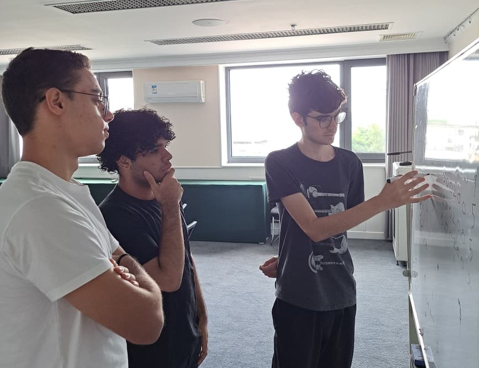 José Elias Padovan Britto, Levi Magalhães Pereira Castelo Branco, Paulo Jônatas de Oliveira Pimentel Leite em preparação para a Olimpíada Internacional de Matemática. — Foto: Divulgação