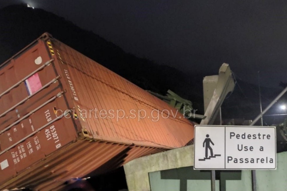 Carreta colide contra passarela, que cede e bloqueia rodovia que liga o litoral a capital paulista — Foto: Artesp CCI