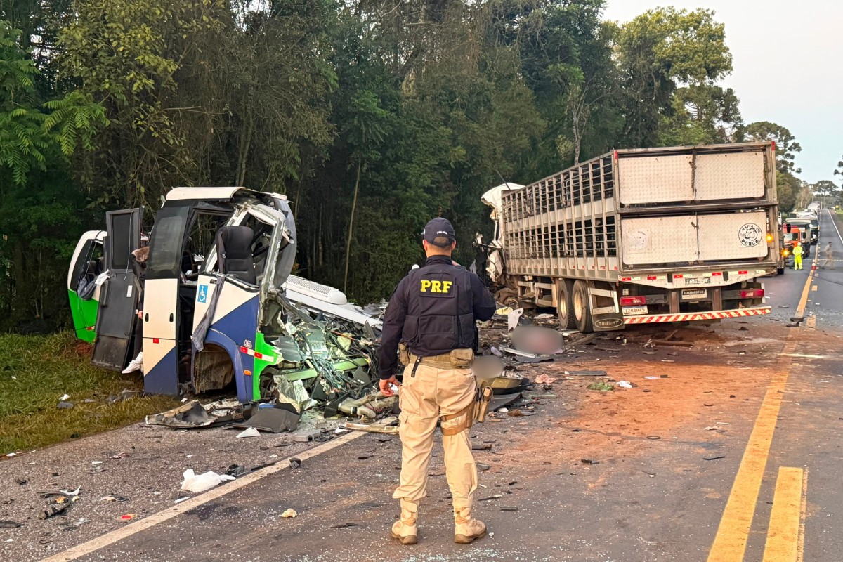 Acidente entre ônibus e carreta deixa 21 mortos e quatro feridos no Paraná