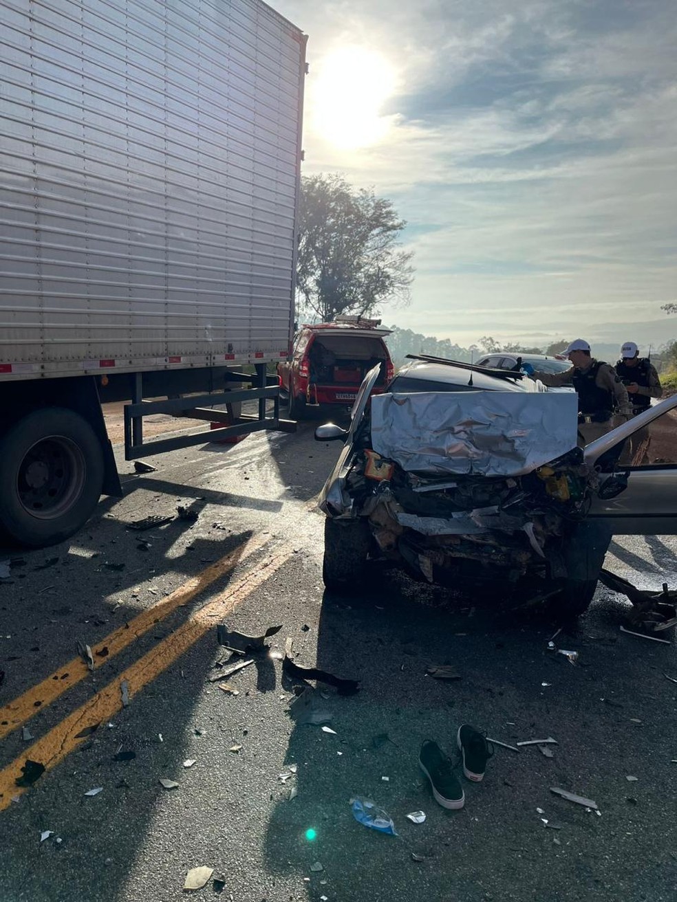 Carro bateu em caminhão nesta terça — Foto: Corpo de Bombeiros/Divulgação