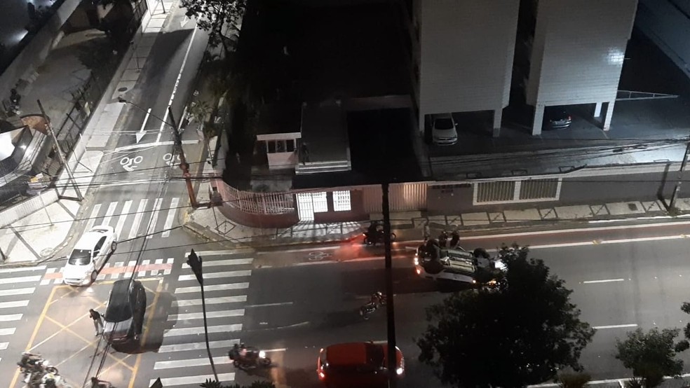 Acidente em cruzamento no bairro Joaquim Távora, em Fortaleza, deixa duas vítimas presas em carro — Foto: Corpo de Socorristas Voluntários do Ceará