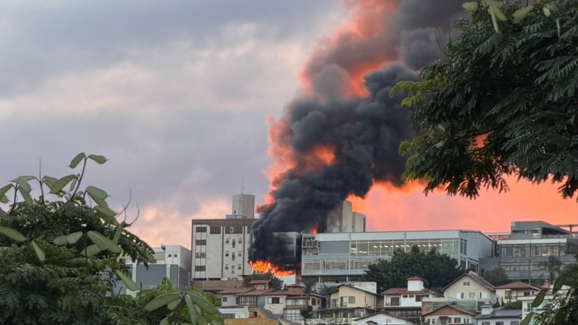 Incêndio de grandes proporções atinge prédio em Belo Horizonte