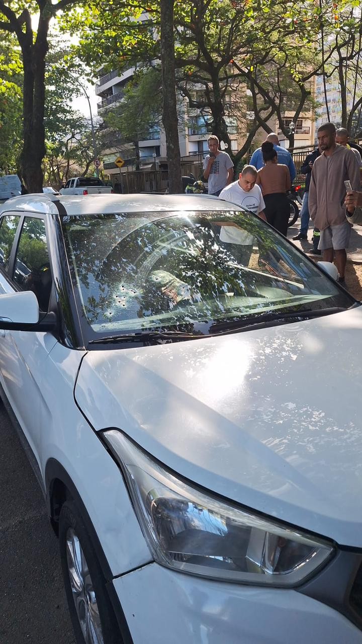 Homem é executado a tiros dentro de carro na Barra da Tijuca