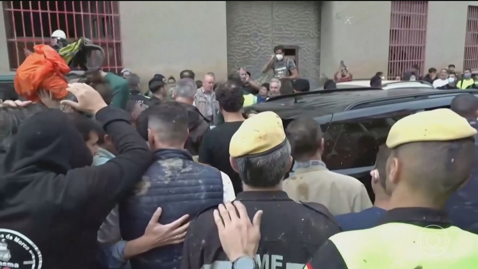 O primeiro-ministro, Pedro Sánchez retirado por razões de segurança — Foto: Reprodução/TV Globo
