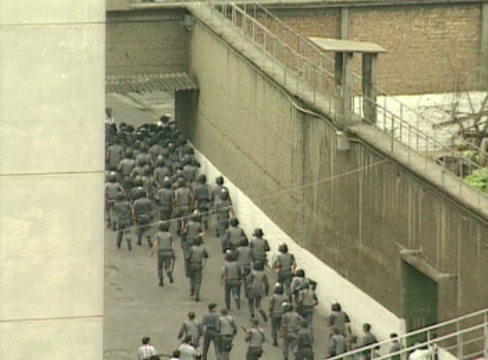 PMs entrando no Carandiru em 1992 — Foto: TV Globo/Arquivo