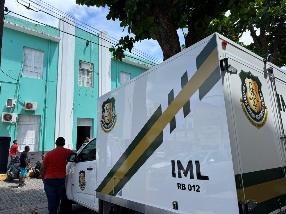 Corpo de mulher encontrada morta após incêndio foi levado para o Instituto Técnico-Científico de Perícia (Itep) — Foto: Sérgio Henrique Santos/Inter TV Cabugi