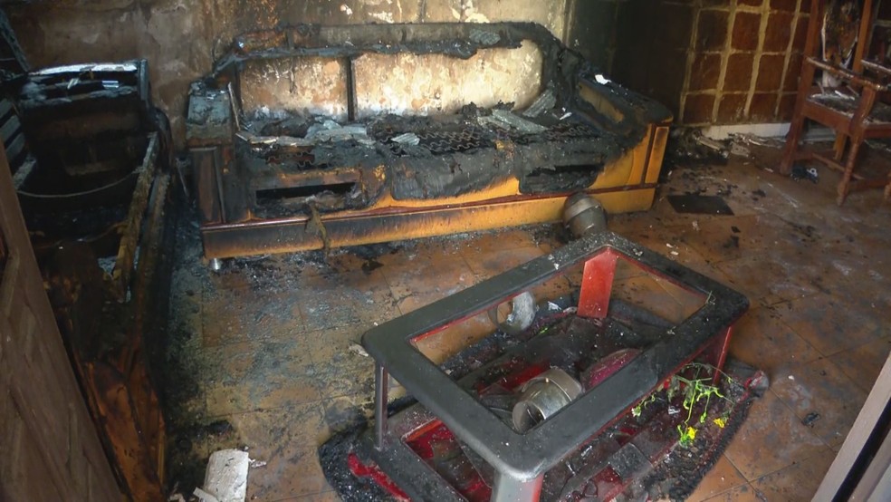 Sala de casa em Salvador ficou destruída após incêndio, na manhã deste sábado (3) — Foto: Reprodução/TV Bahia