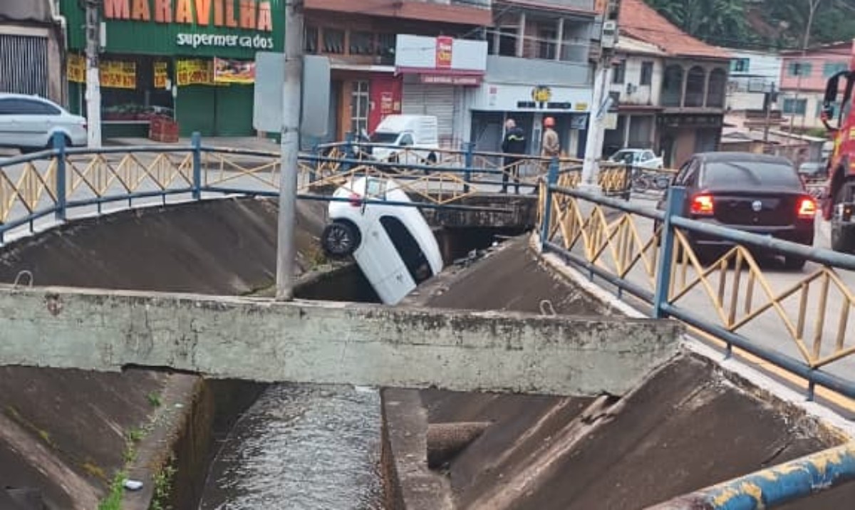 Carro perde freio e cai dentro de córrego em Volta Redonda 