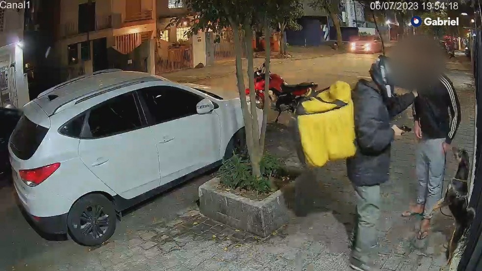 Pedestre que passeava com cachorro é rendido por assaltante em Pinheiros, Zona Sul de SP  — Foto: Reprodução/TV Globo