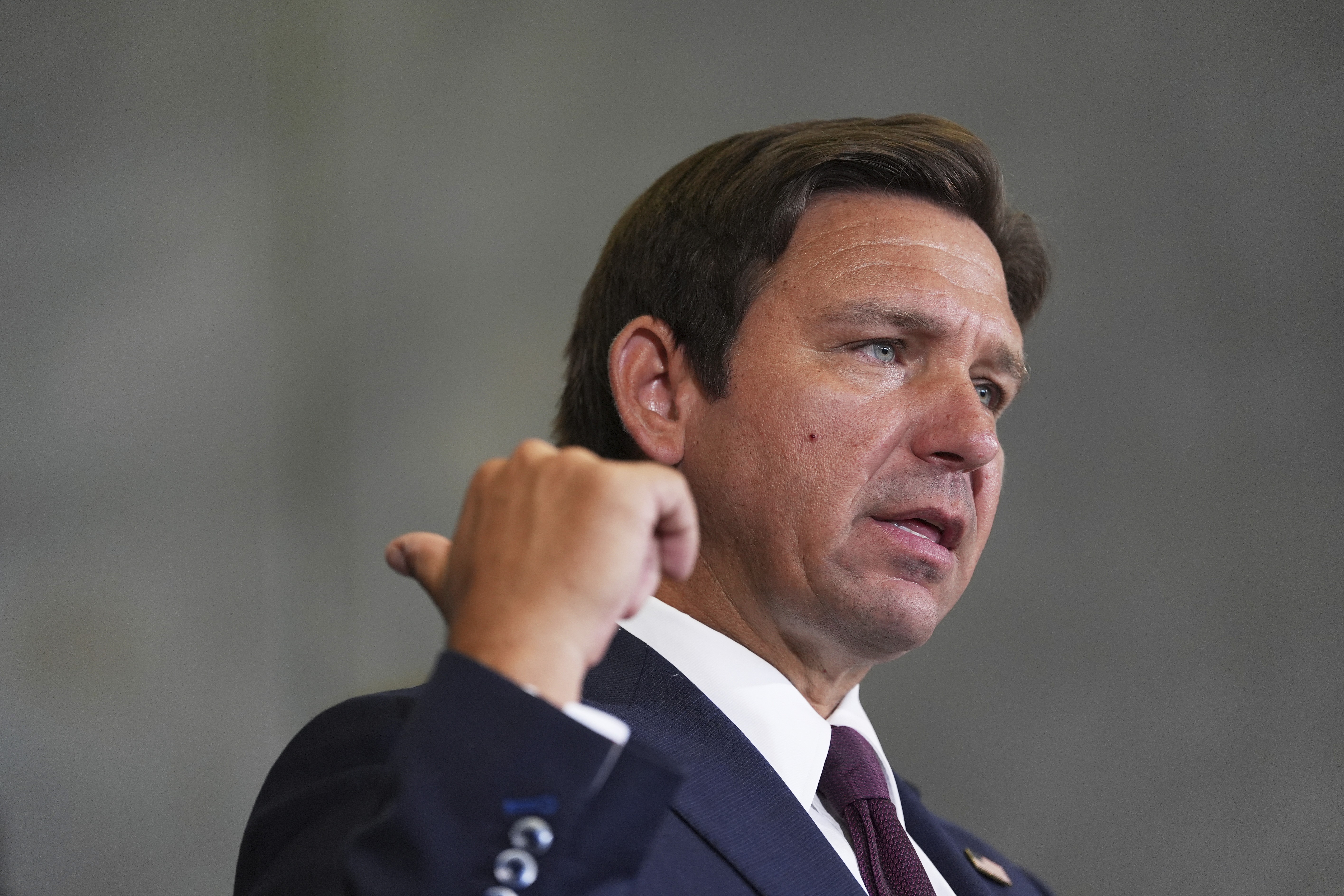 'Depósito de deportações': governador da Flórida anuncia 2ª prisão de imigrantes