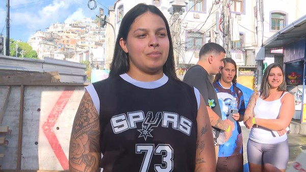A engenheira civil paulista Sthefanny Andrade estava entre os turistas que ficaram ilhados no Morro Dois Irmãos — Foto: Reprodução/TV Globo