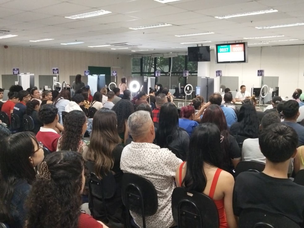 Após a liberação da entrada, a sala de atendimento para eleitores no Fórum Eleitoral de Manaus ficou lotada rapidamente — Foto: Karla Melo/Rede Amazônica
