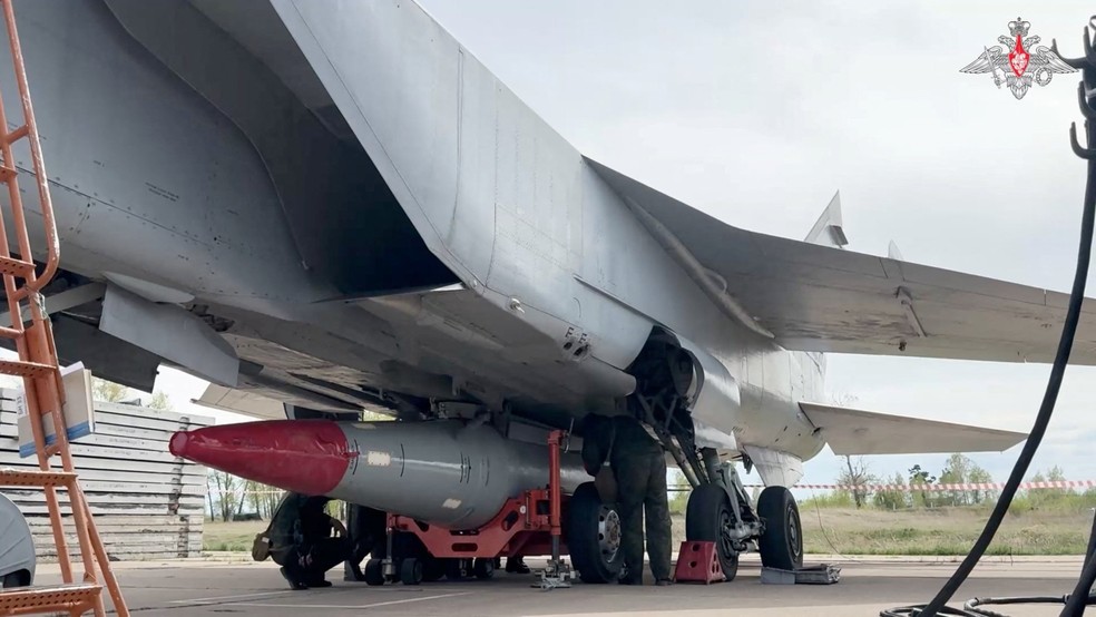 Militares russos instalam um míssil hipersônico Kinzhal em um caça MiG-31 durante um exercício de forças nucleares em um local não identificado na Rússia — Foto: Ministério da Defesa da Rússia /Divulgação via REUTERS