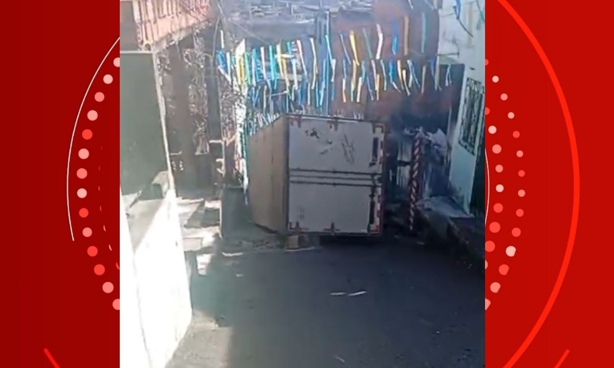 Caminhão desgovernado tomba e interdita ladeira em Salvador