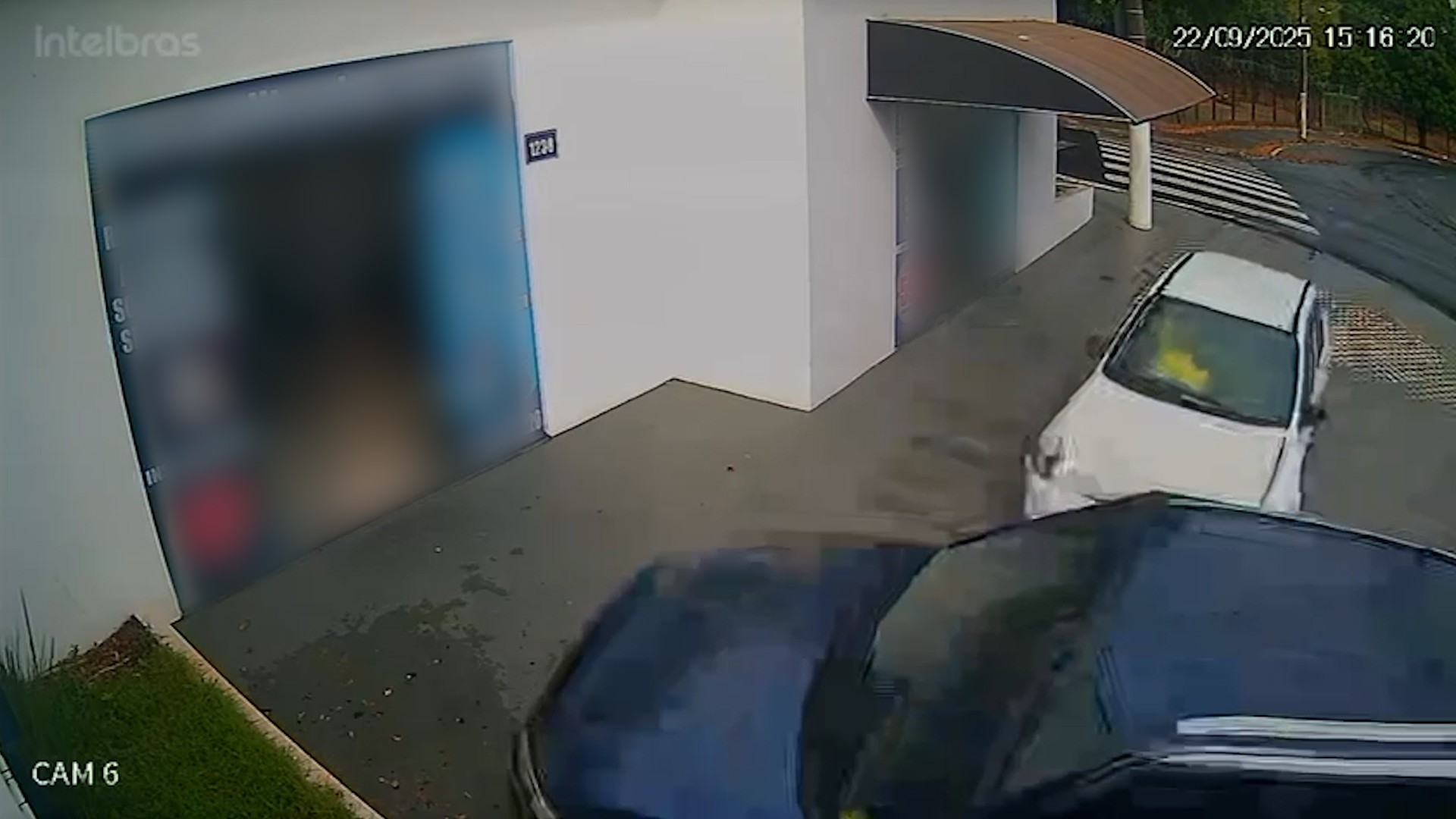 VÍDEO: motorista foge após atingir carro estacionado em calçada em Limeira