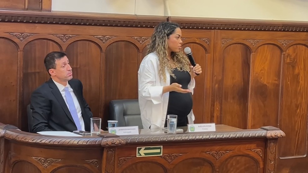3 de 7
Gr&aacute;vida, Su&eacute;llen Rosim presta depoimento em comiss&atilde;o que investiga licita&ccedil;&atilde;o do lixo &mdash; Foto: Cesar Evaristo/TV TEM