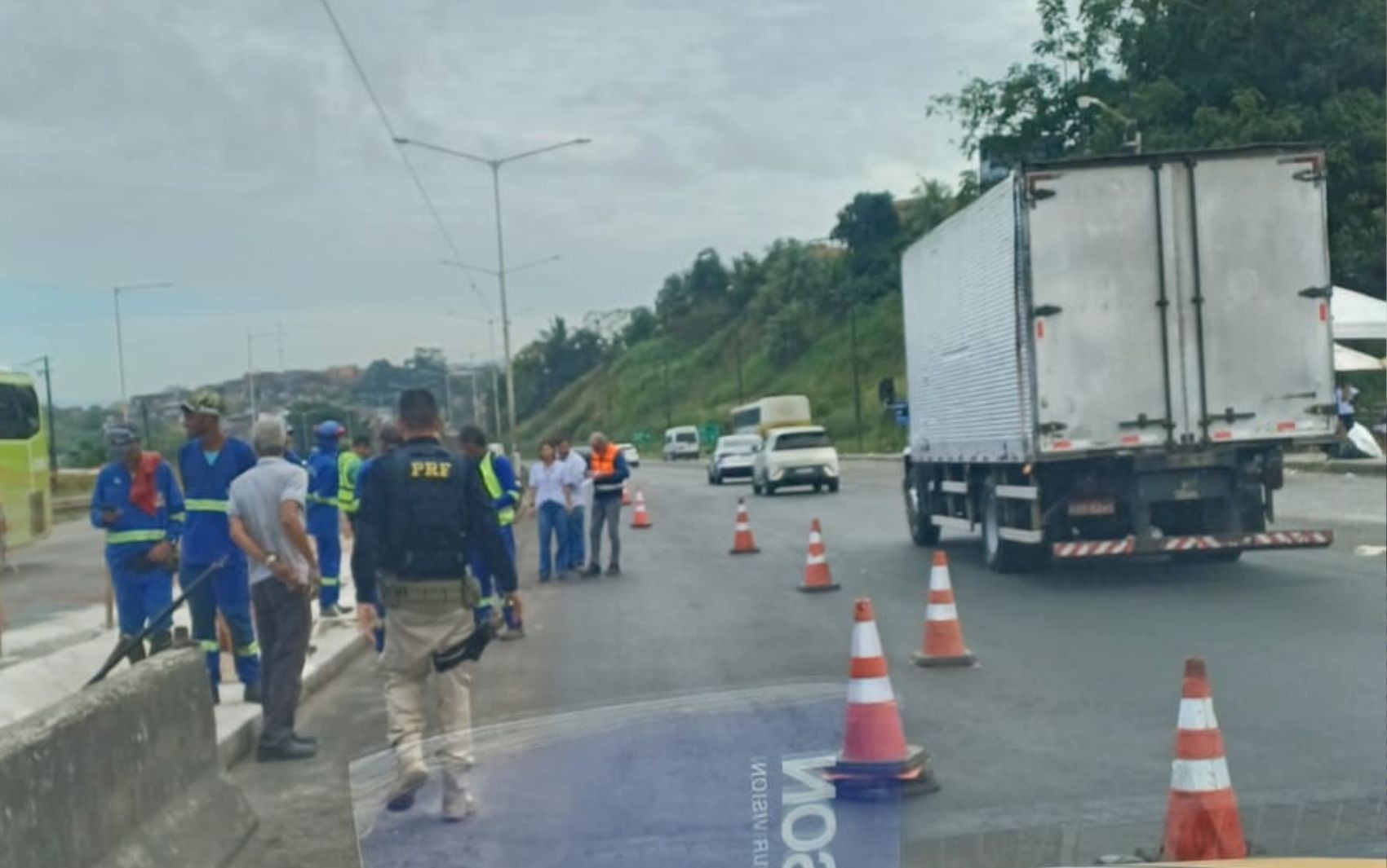 Trecho da BR-324 onde cratera se abriu volta a ser interditado após vazamento em rede de drenagem