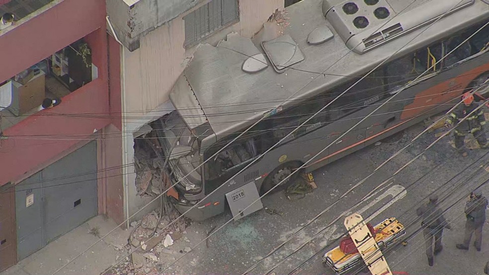 Ônibus bate em sobrado e deixa ao menos sete feridos na Zona Oeste de SP — Foto: Reprodução/TV Globo