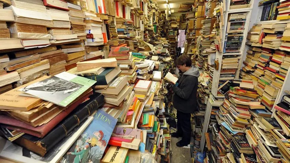 As livrarias de livros usados, conhecidas como sebos, tornaram-se um novo reduto para buscar o 'alimento' da IA — Foto: Getty Images