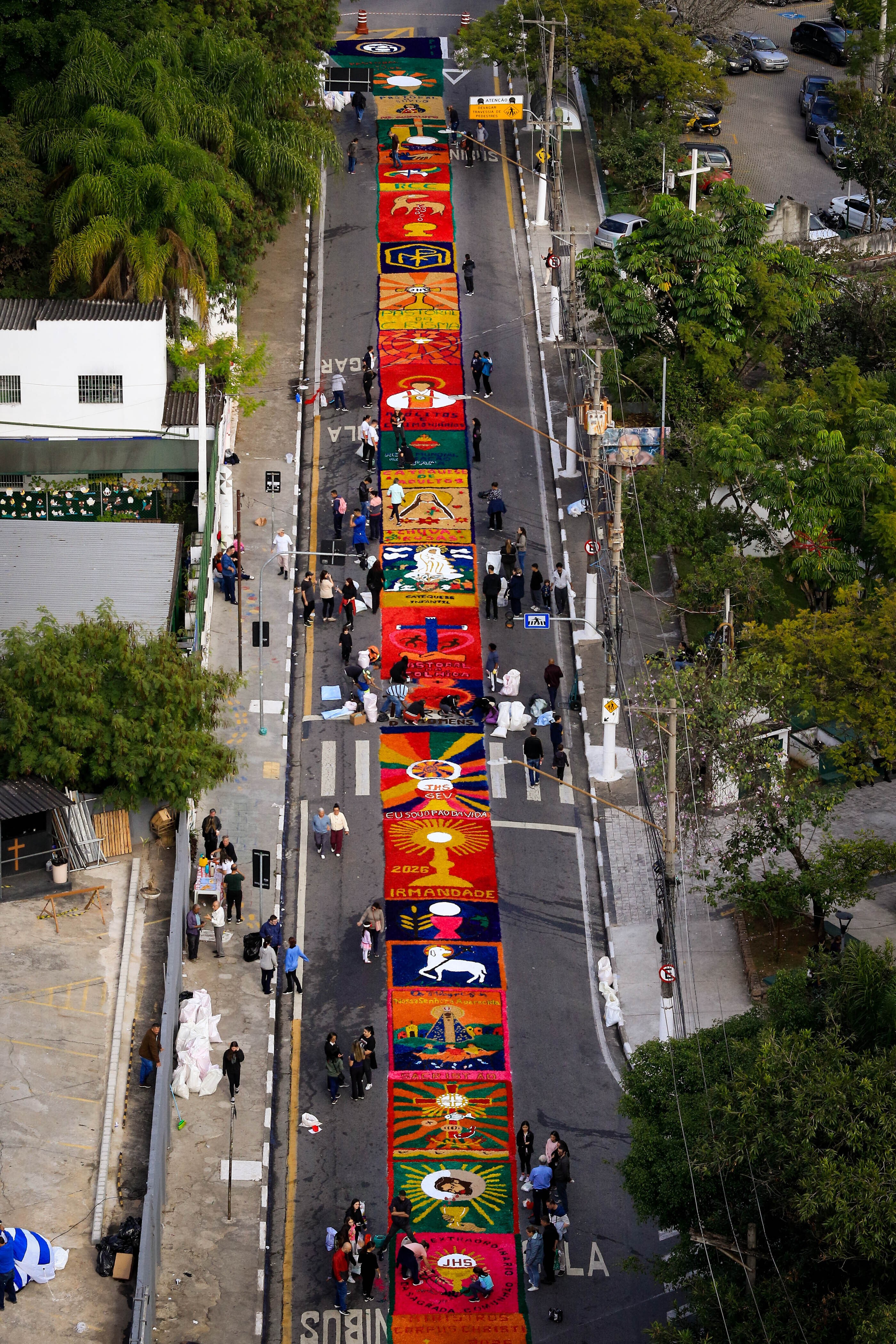 VÍDEO: rua em Osasco tem tapetão de Corpus Christi com mais de 200 metros de comprimento